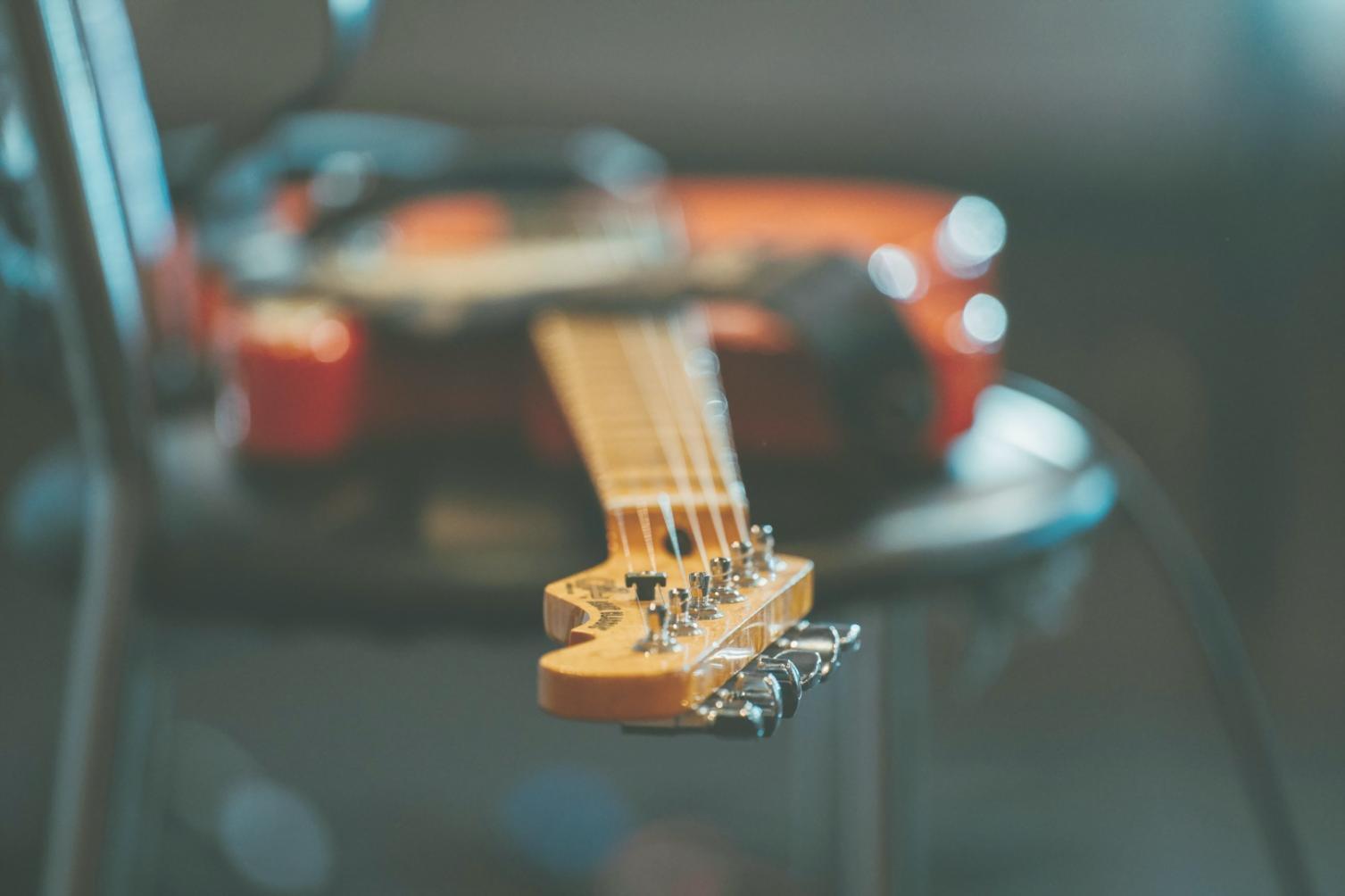 Musikinstrumente und Noten im kreativen Lernumfeld