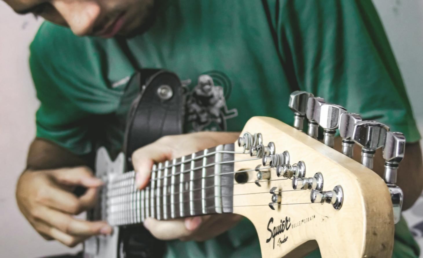 Musikproduktionsumgebung mit professionellem Equipment