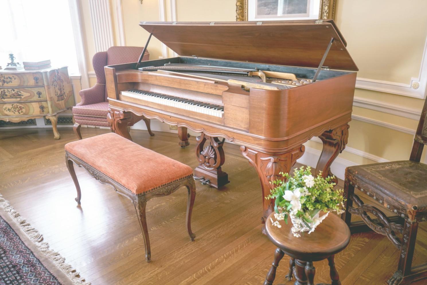 Musikinstrumente und Aufnahmeequipment in einem Studio
